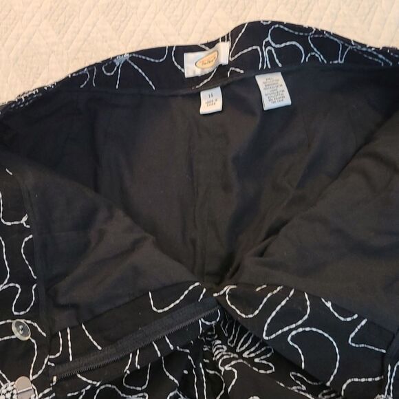 Talbots Black and White Floral Embroidered Capris Size 14 - Picture 9 of 13